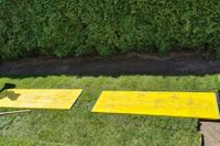 Gelbe Bräter liegen auf dem Rollrasen, bereitgestellt durch GalaTec Garten- und Landschaftsbau in Witten und Umgebung
